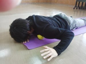 足利市テニスボールストレッチ