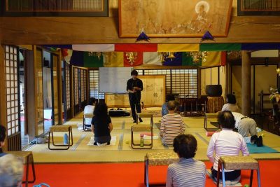 会社向けストレッチ研修の様子