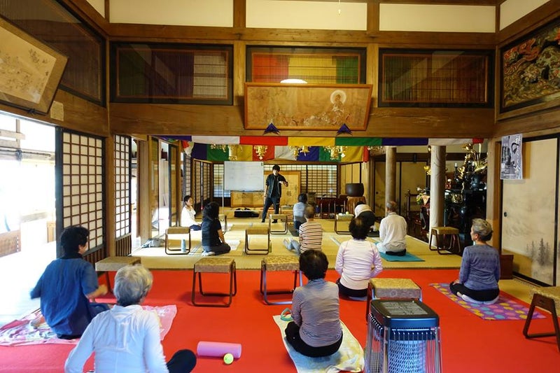 介護施設でのストレッチ指導