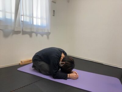 足利市ヨガのチャイルドポーズ
