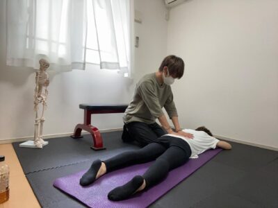 足利市で女性向けに整体施術をしてる風景
